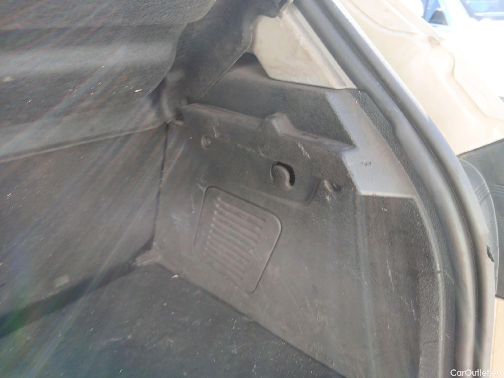  Renault  Captur RENAULT  / 2017 / 5P / crossover Zen TCe 66kW (90CV) -18 (CX) #49