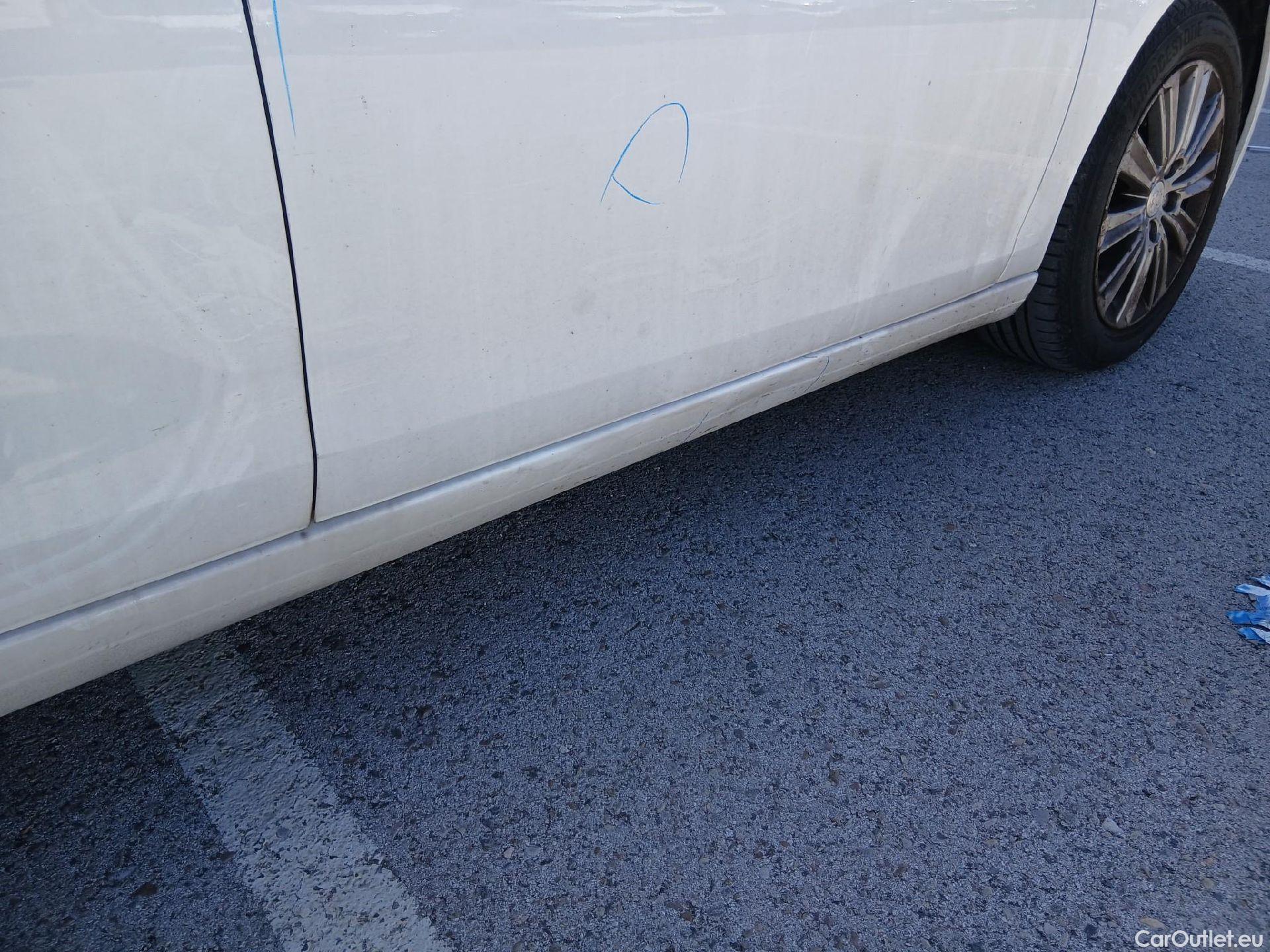  Peugeot  308 PEUGEOT  / 2017 / 5P / berlina con portón 5p Allure PureTech 130 S&S (CX) #35