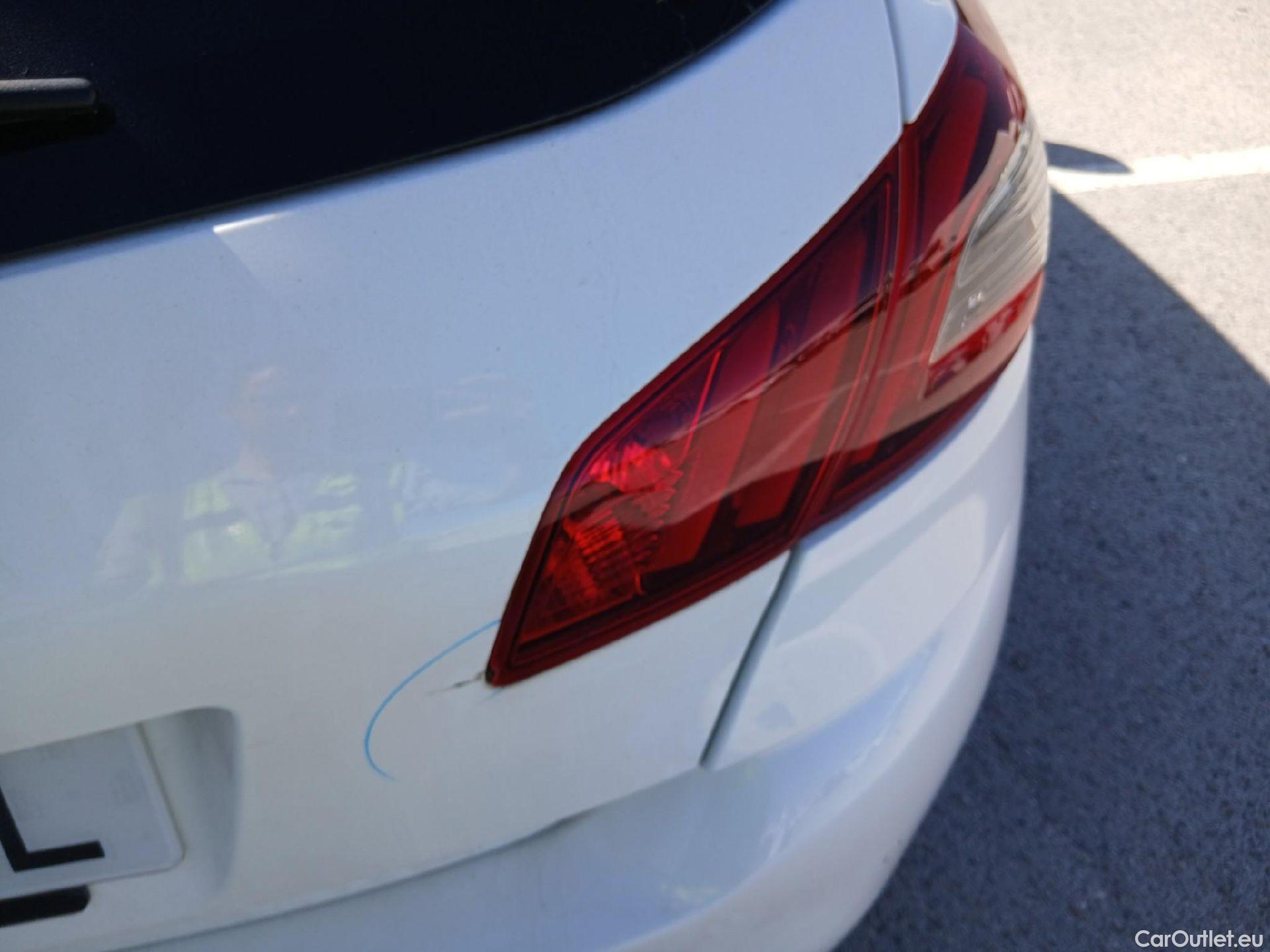  Peugeot  308 PEUGEOT  / 2017 / 5P / berlina con portón 5p Allure PureTech 130 S&S (CX) #25