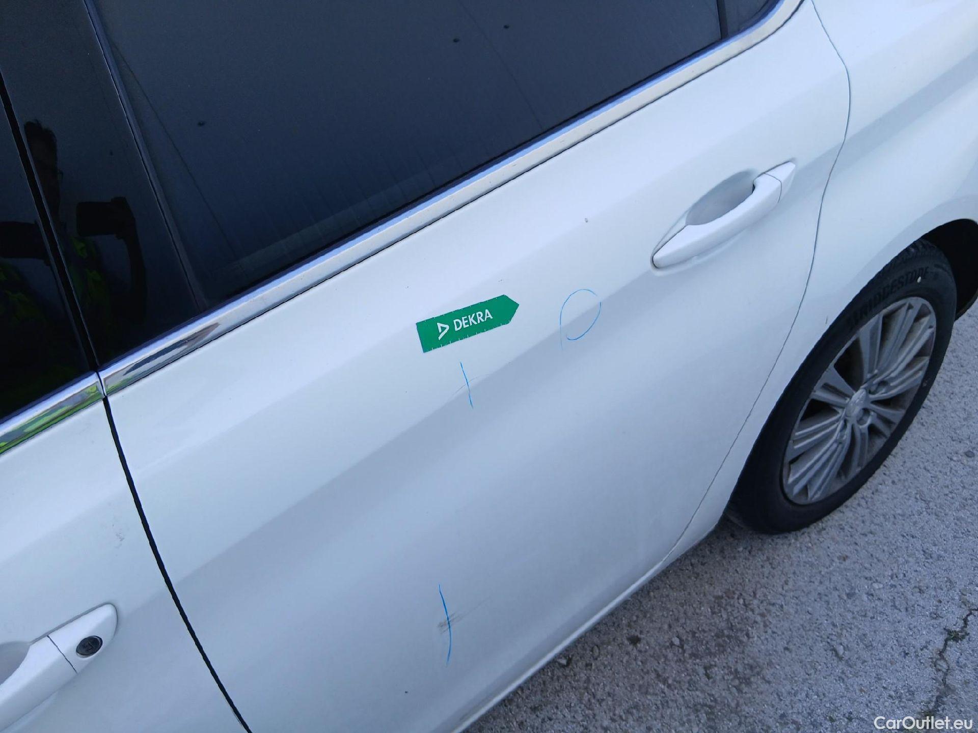  Peugeot  308 PEUGEOT  / 2017 / 5P / berlina con portón 5p Allure PureTech 130 S&S (CX) #20