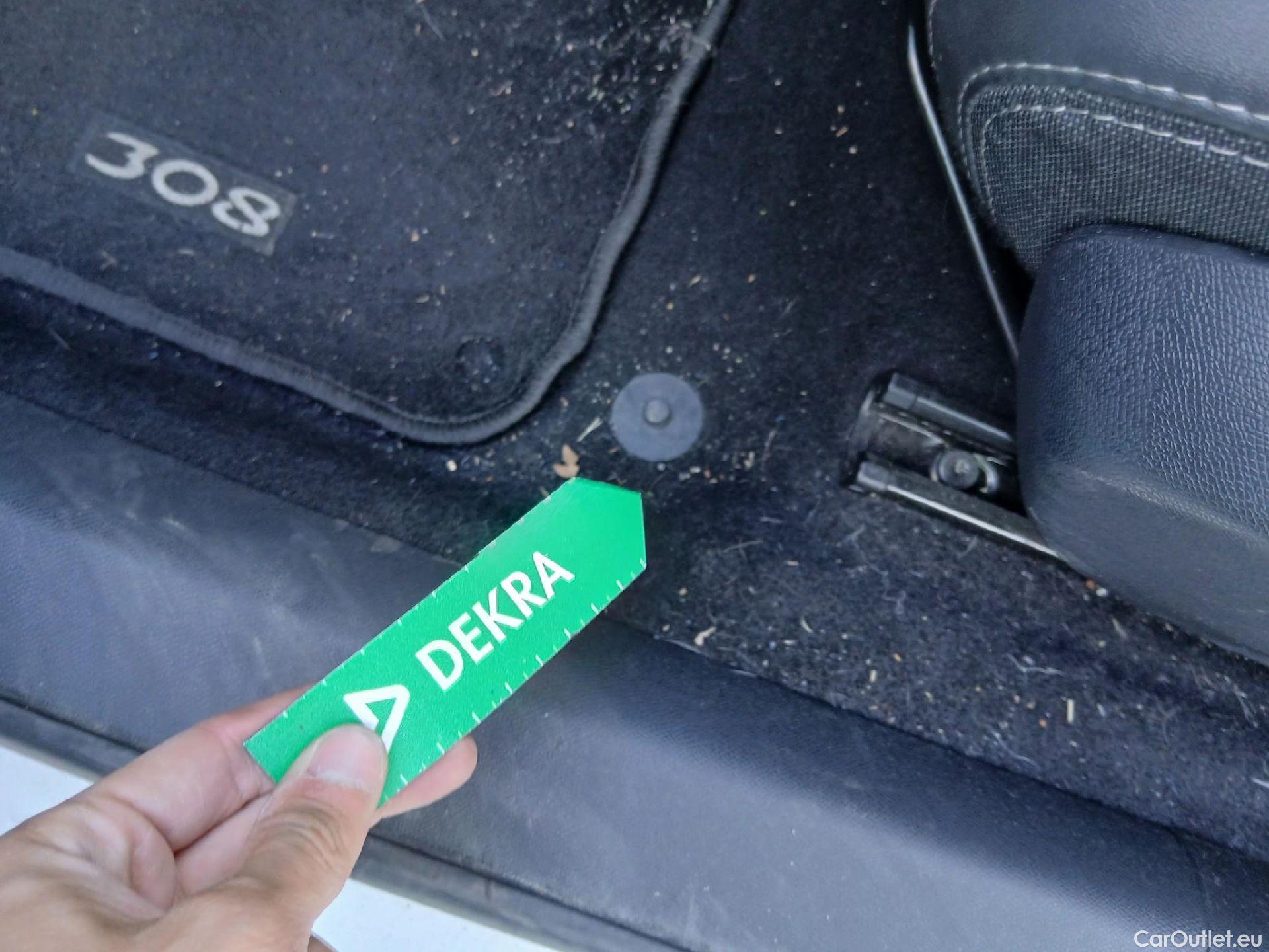  Peugeot  308 PEUGEOT  / 2017 / 5P / berlina con portón 5p Allure PureTech 130 S&S (CX) #16