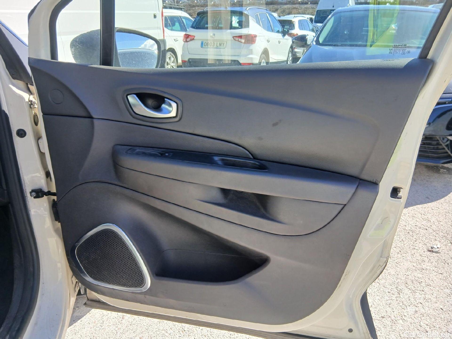  Renault  Captur RENAULT  / 2017 / 5P / crossover Zen TCe 66kW (90CV) -18 (CX) #78