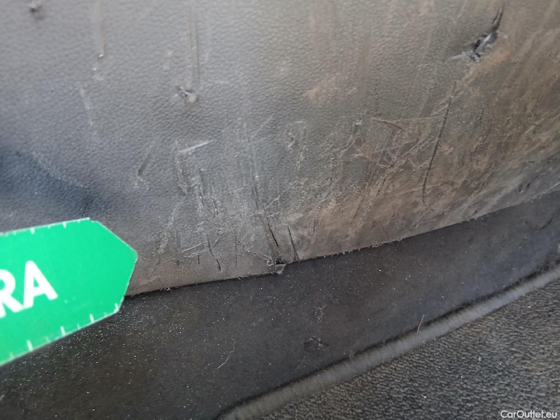  Renault  Captur RENAULT  / 2017 / 5P / crossover Zen TCe 66kW (90CV) -18 (CX) #81