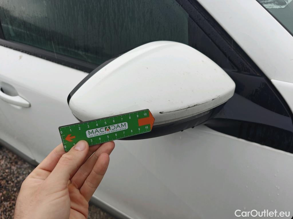  Peugeot  2008 PEUGEOT  / 2019 / 5P / todoterreno Allure Pack BlueHDI 81kW (110CV) (AC) #42