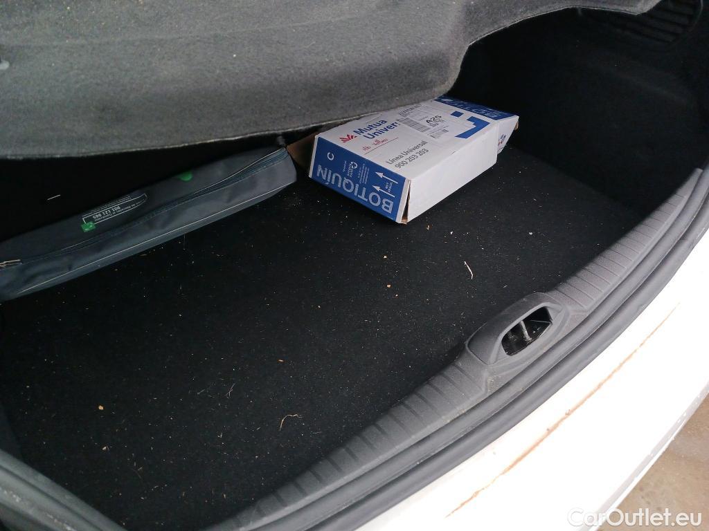  Peugeot  208 PEUGEOT  5p 1G berlina con portón 5P ACTIVE 1.6 BlueHDi 75 #11