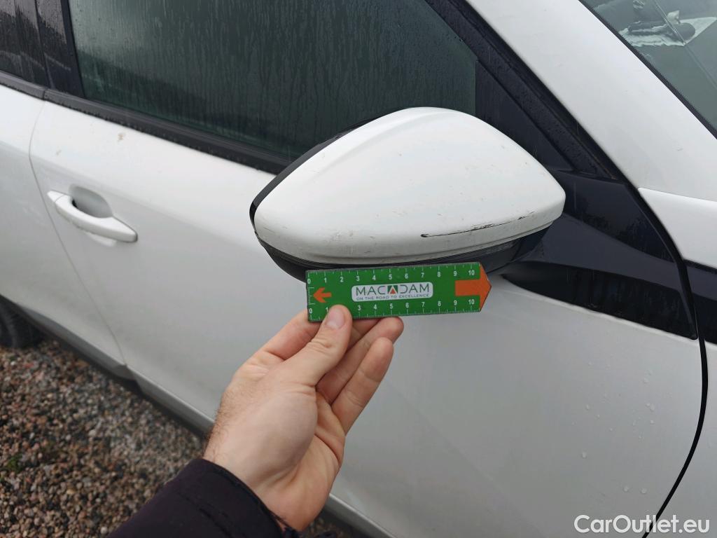  Peugeot  2008 PEUGEOT  / 2019 / 5P / todoterreno Allure Pack BlueHDI 81kW (110CV) (AC) #41