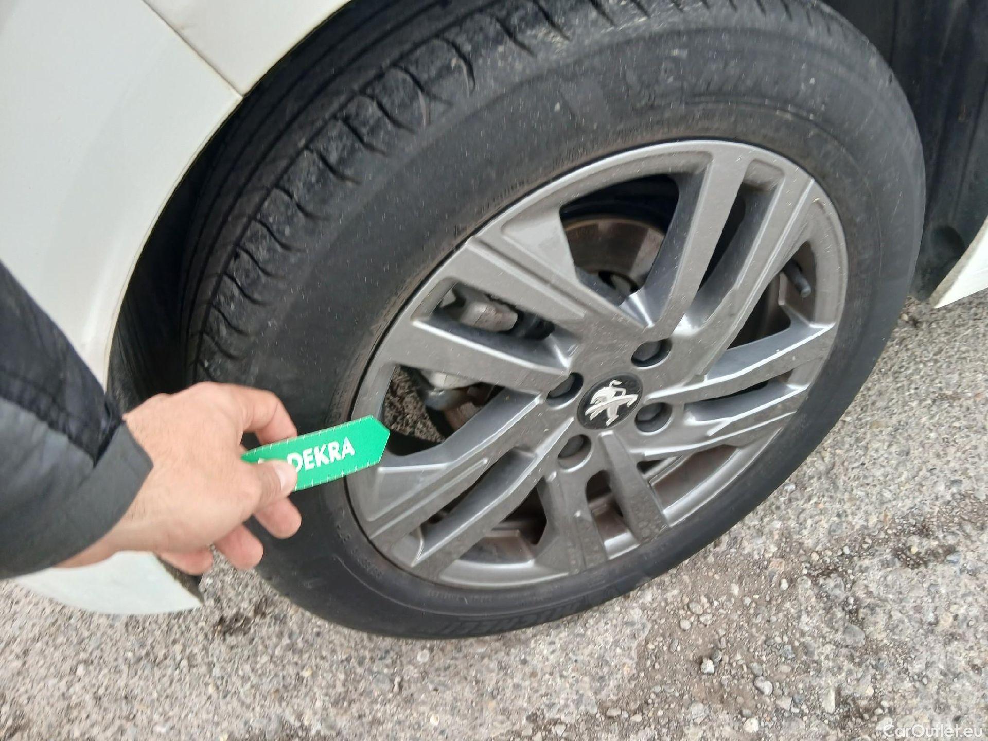  Peugeot  208 PEUGEOT  / 2019 / 5P / berlina con portón BlueHDi 73kW (100CV) Active Pack (AC2) #20