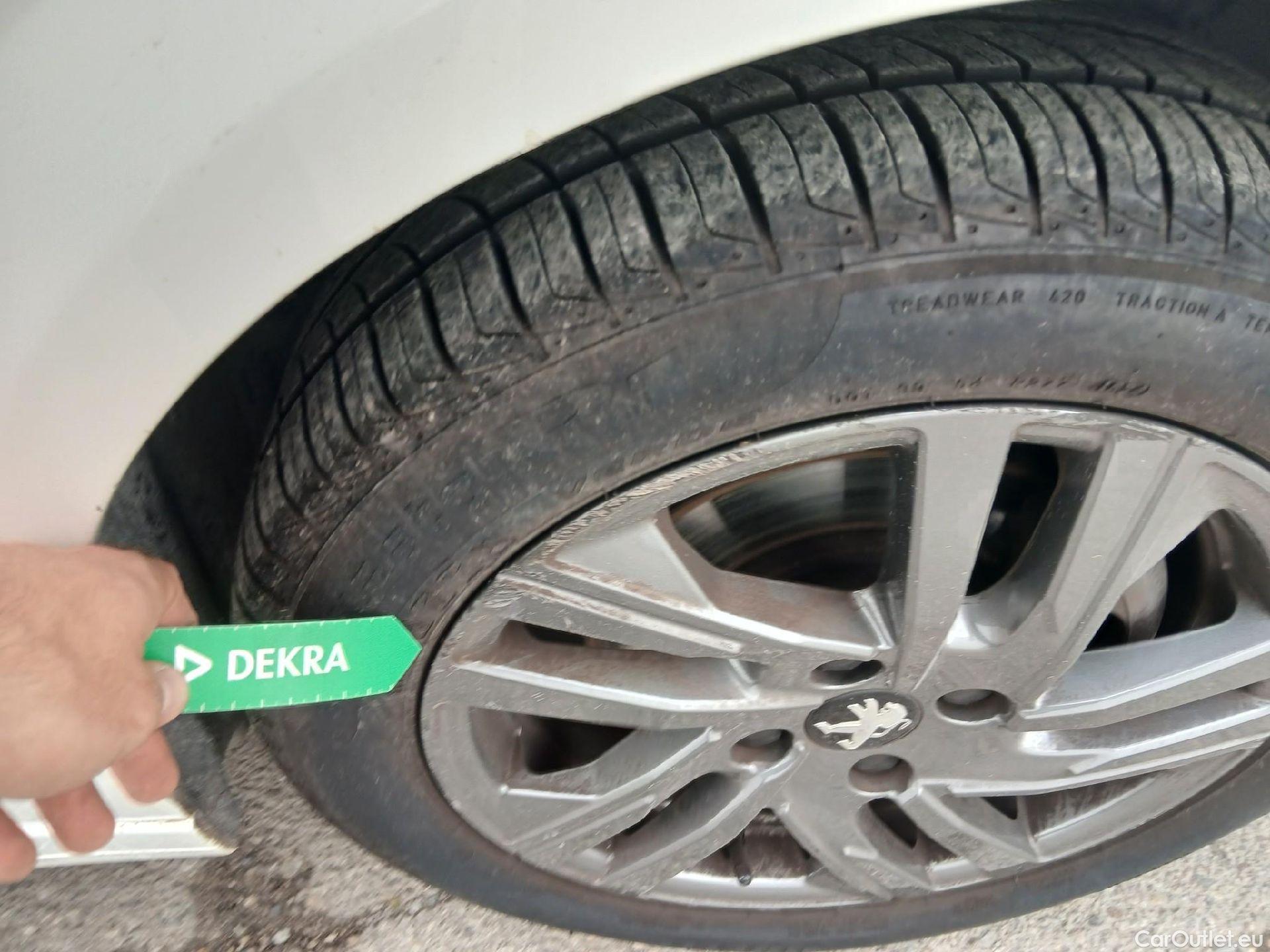  Peugeot  208 PEUGEOT  / 2019 / 5P / berlina con portón BlueHDi 73kW (100CV) Active Pack (AC2) #30