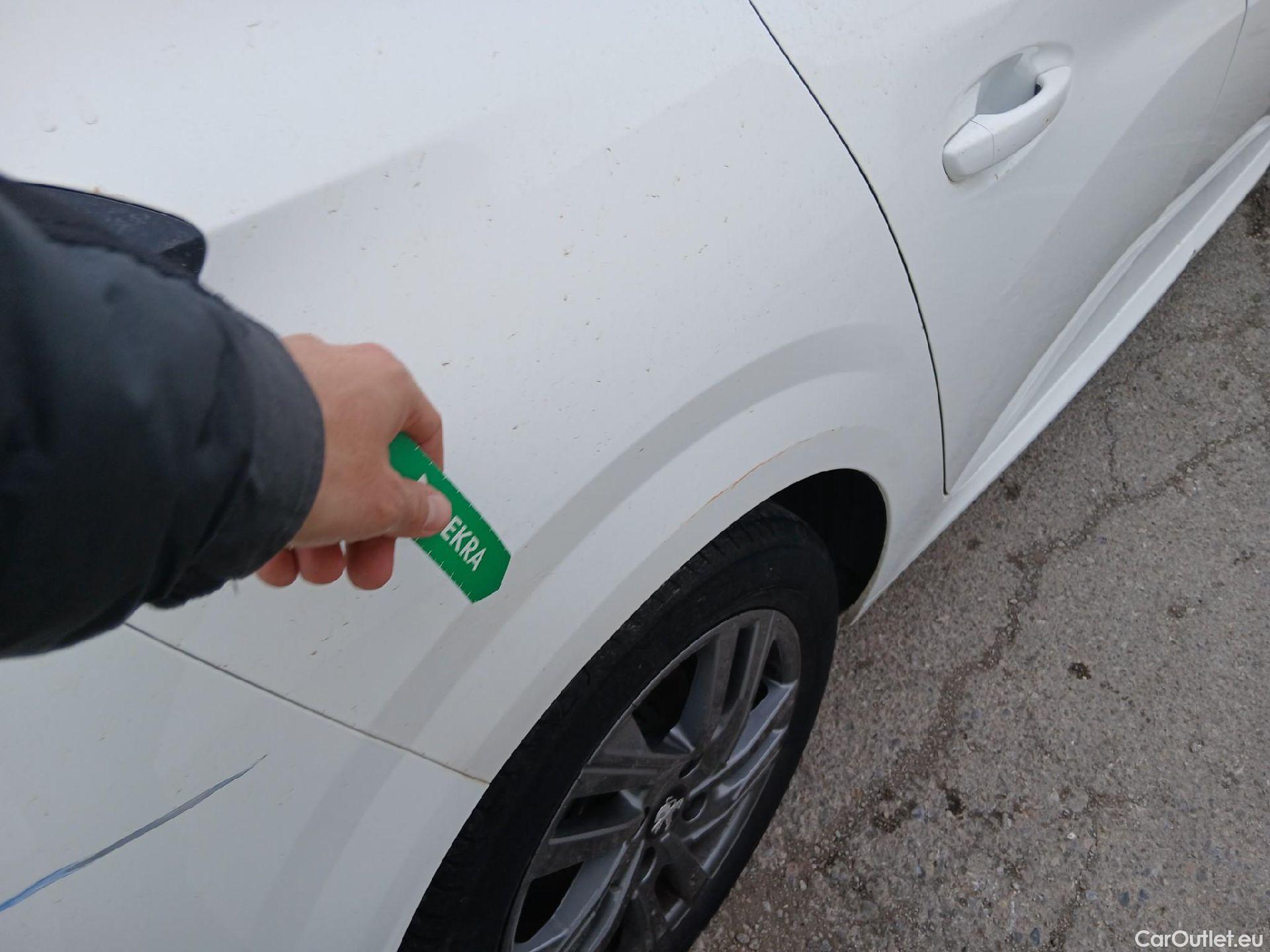  Peugeot  208 PEUGEOT  / 2019 / 5P / berlina con portón BlueHDi 73kW (100CV) Active Pack (AC2) #17