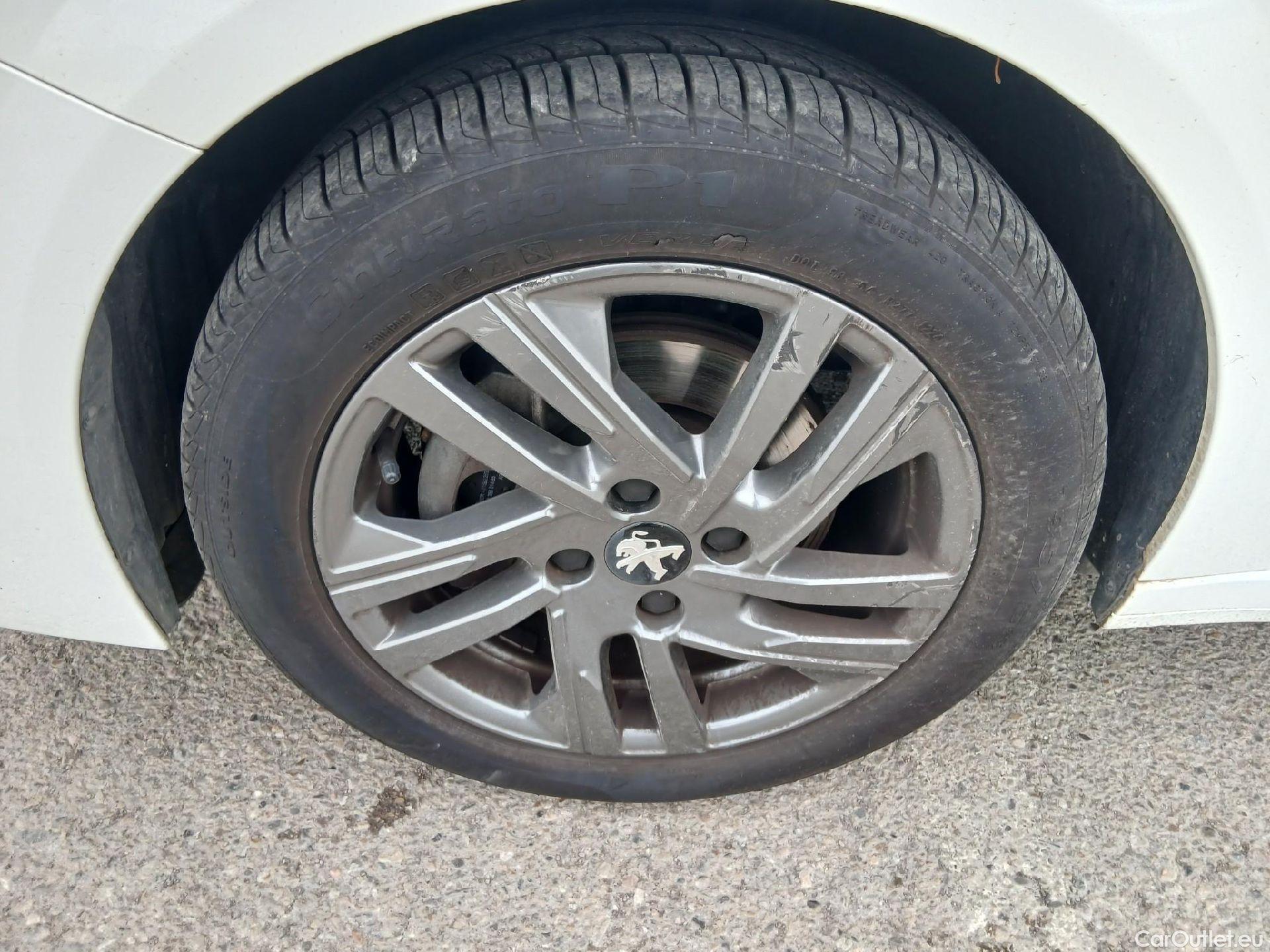  Peugeot  208 PEUGEOT  / 2019 / 5P / berlina con portón BlueHDi 73kW (100CV) Active Pack (AC2) #5