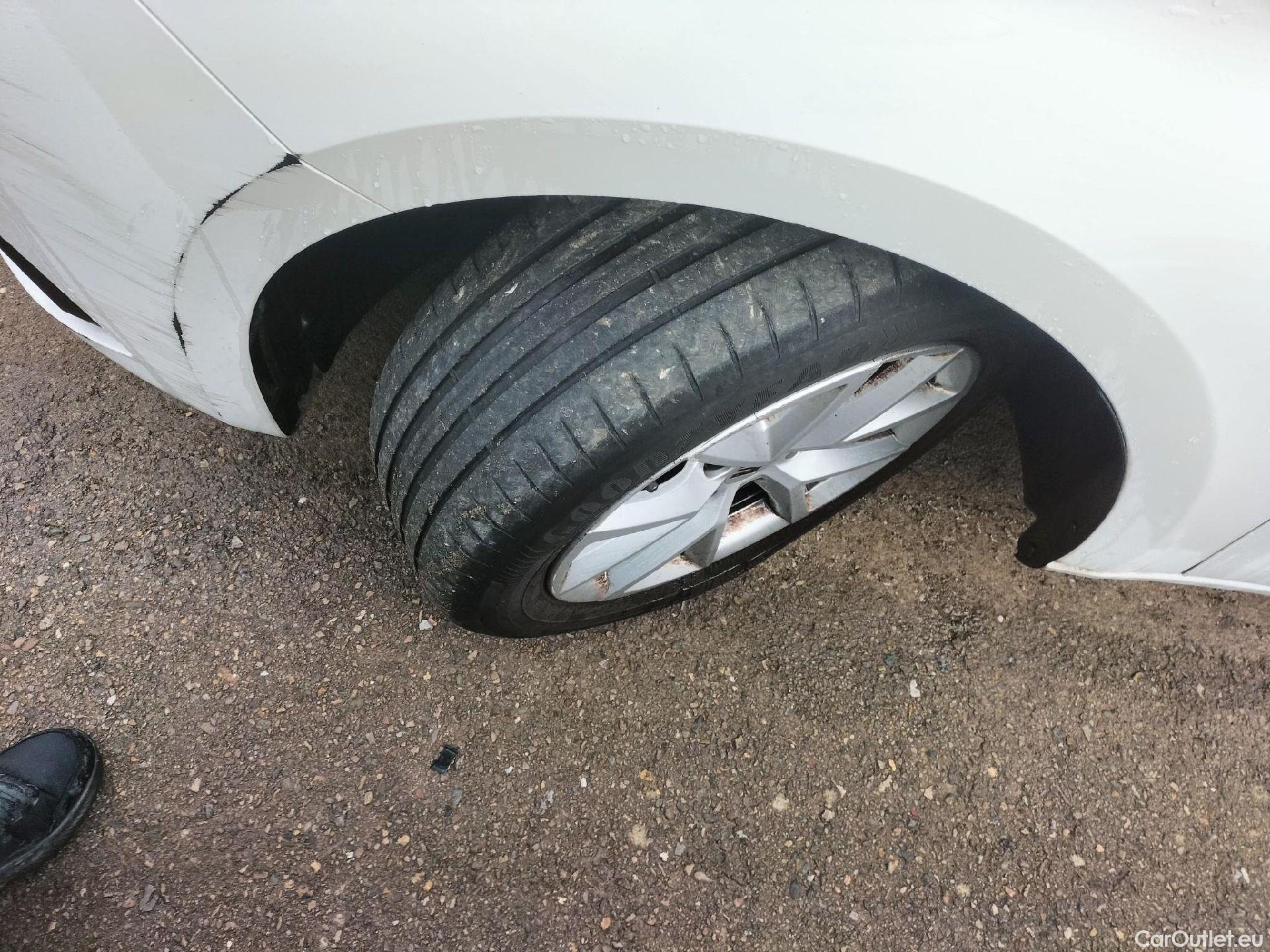  Land Rover  Discovery SEAT Nuevo León / 2020 / 5P / berlina con portón 2.0 TDI 85kW (115CV) STYLE GONavi (AC) #3