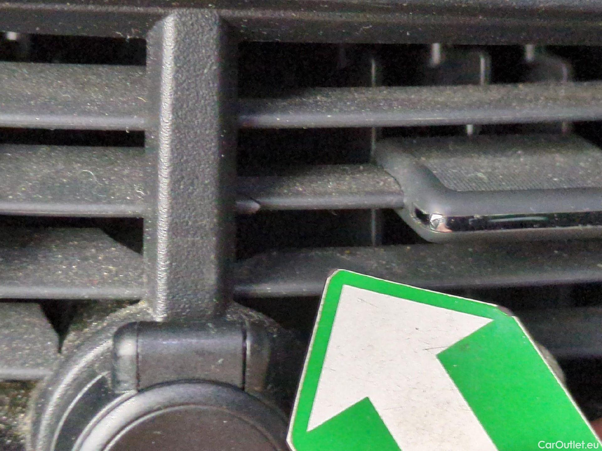  Peugeot  5008 PEUGEOT  / 2020 / 5P / SUV BlueHDi 130 S&S EAT8 Allure #4