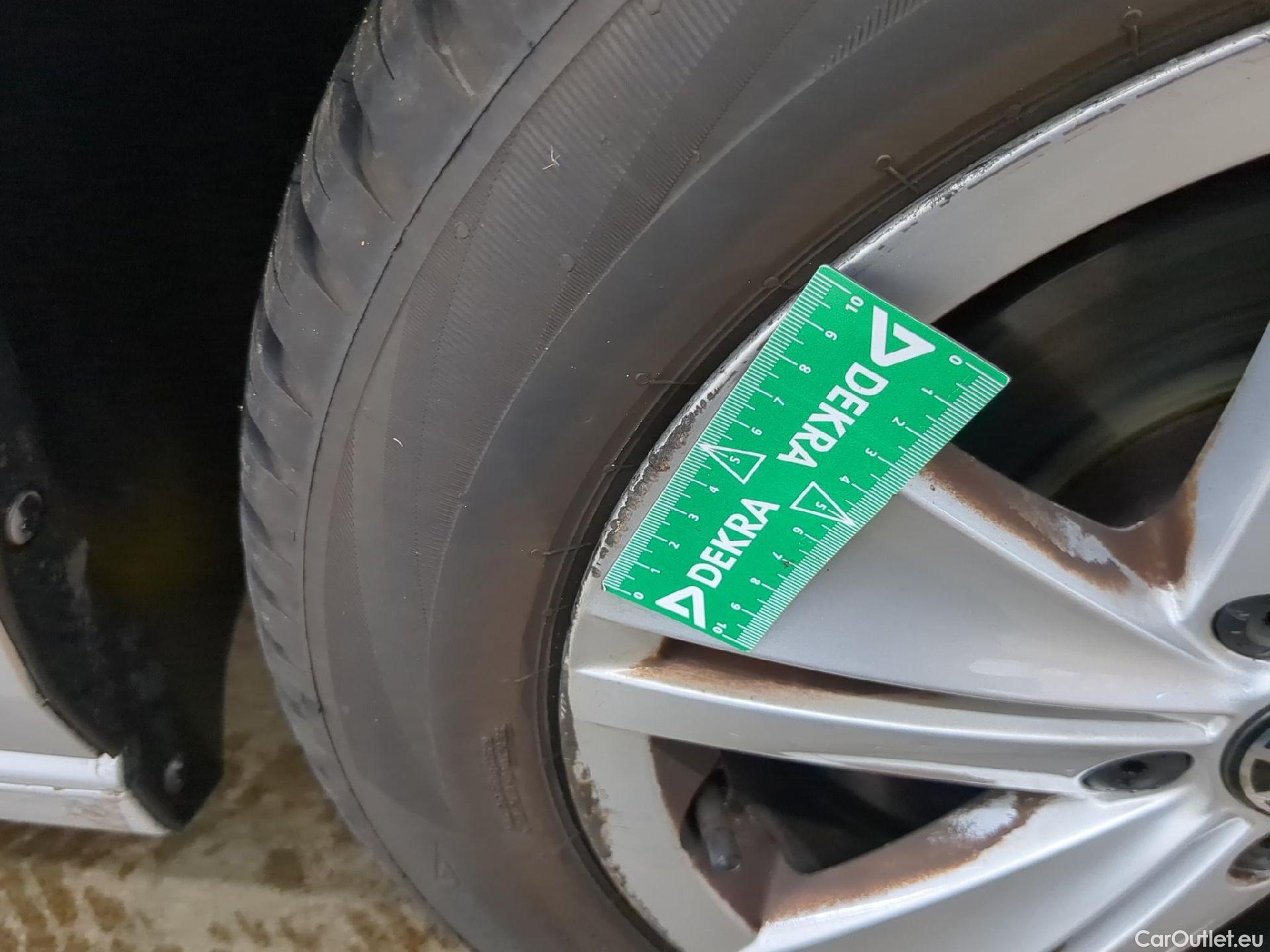  Volkswagen  Golf  VOLKSWAGEN / 2020 / 5P / Berline 1.0 eTSI OPF 110 DSG7 Life Business 1st #7