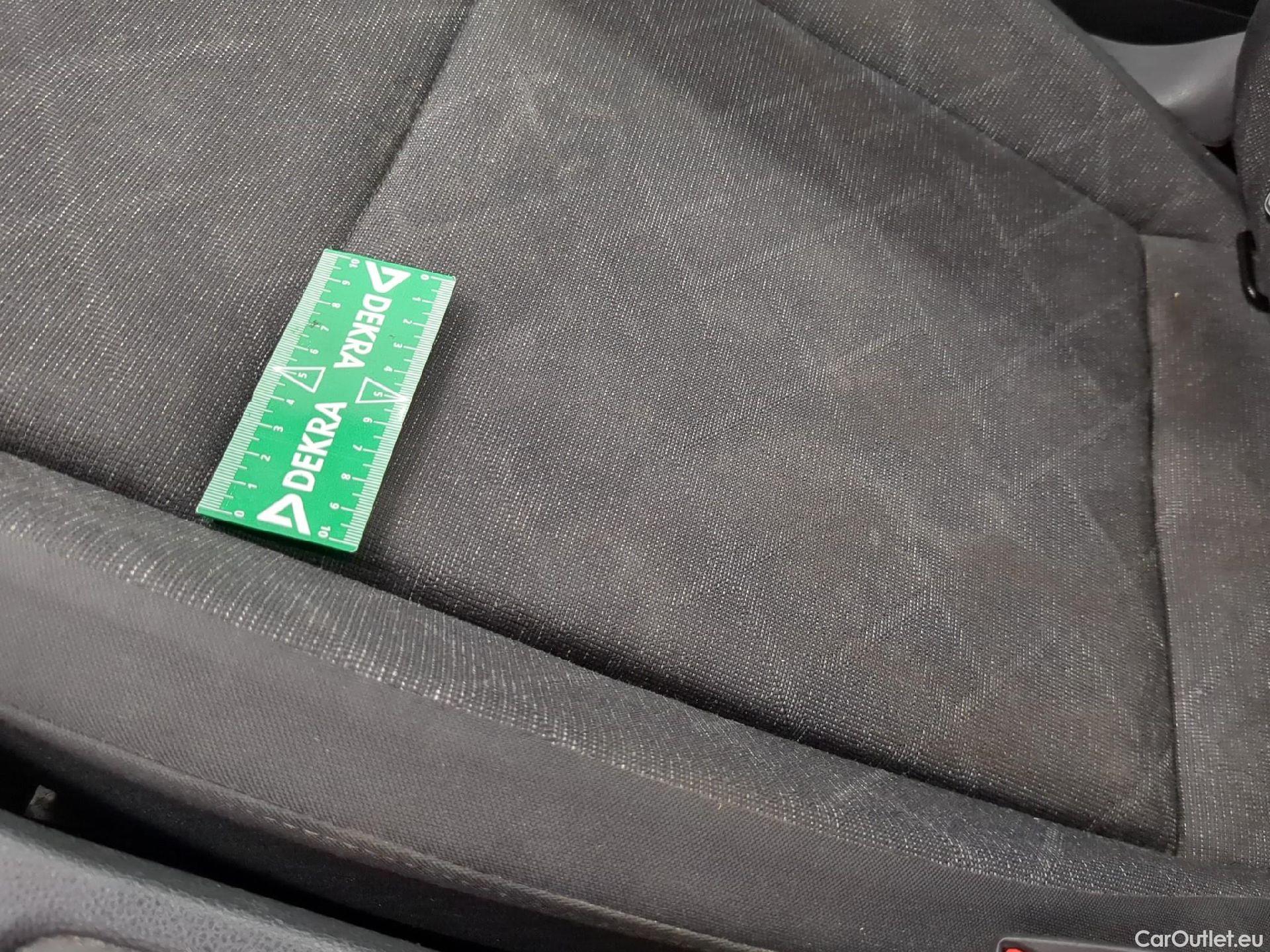  Volkswagen  Golf  VOLKSWAGEN / 2020 / 5P / Berline 1.0 eTSI OPF 110 DSG7 Life Business 1st #3