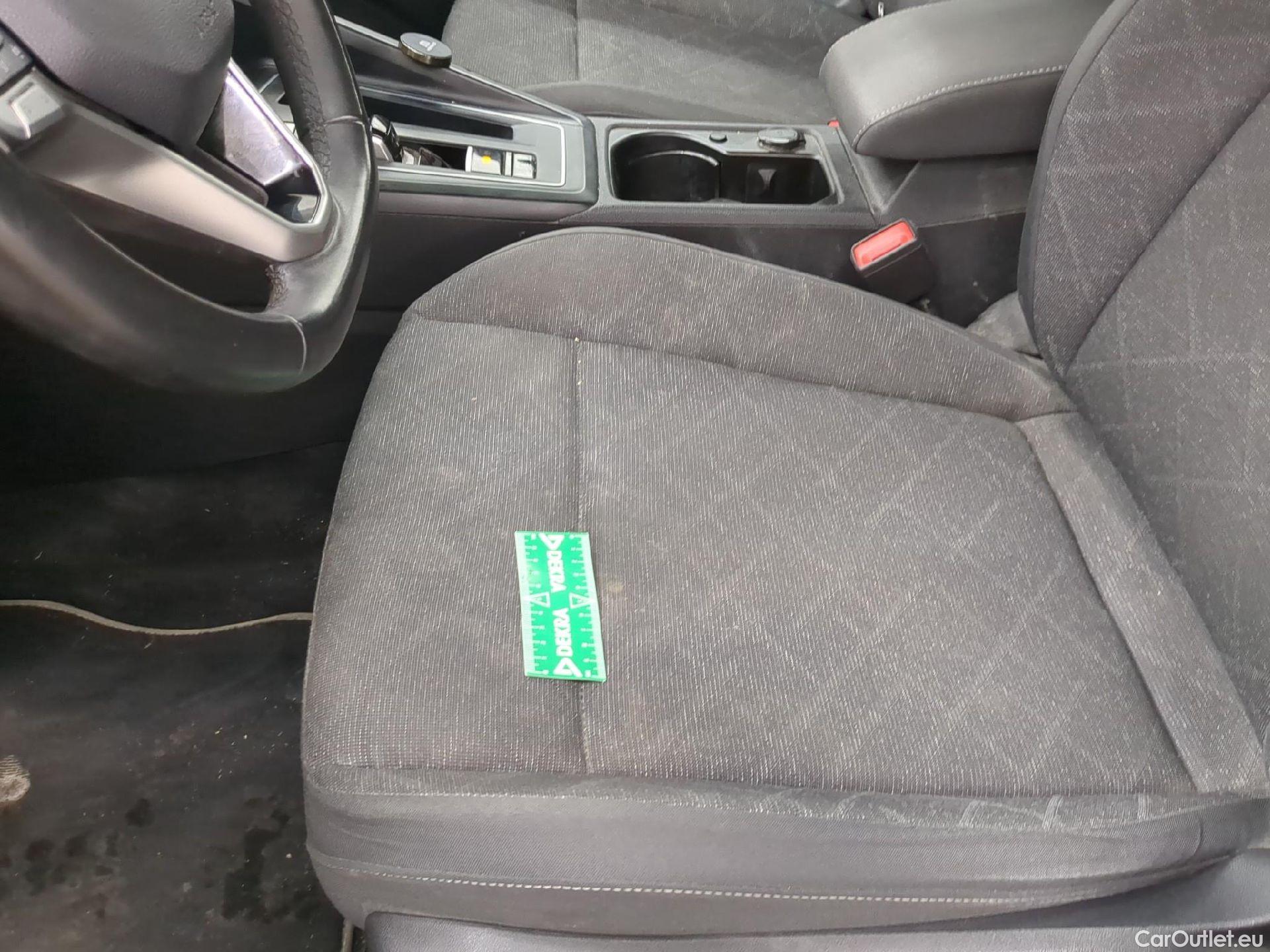  Volkswagen  Golf  VOLKSWAGEN / 2020 / 5P / Berline 1.0 eTSI OPF 110 DSG7 Life Business 1st #5