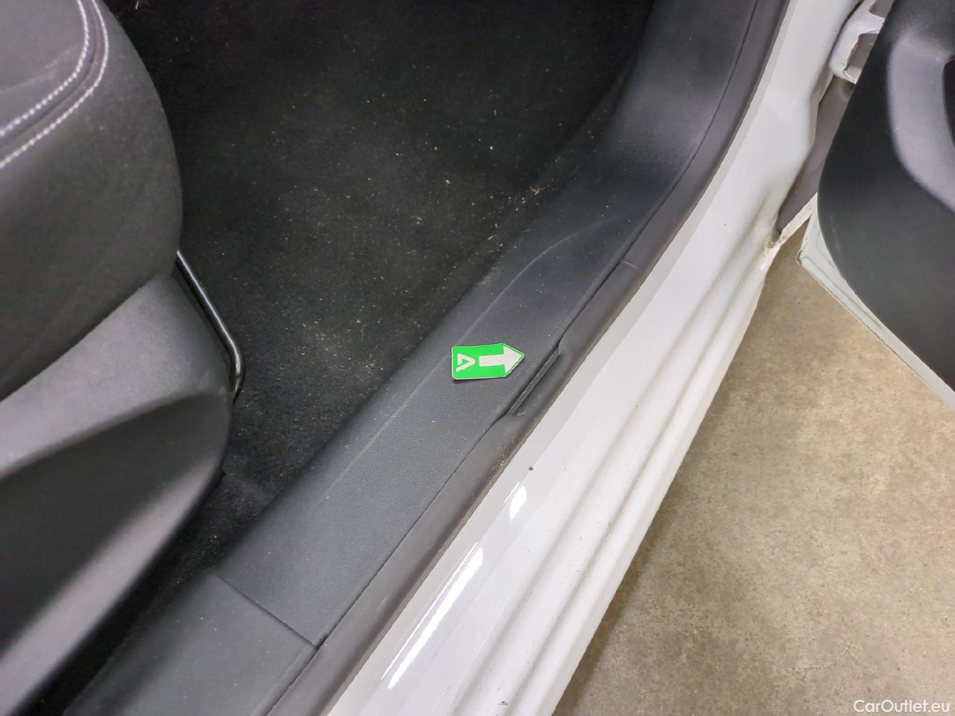  Peugeot  208 PEUGEOT  5p Berline Puretech 82 ¤6.c ACTIVE #2