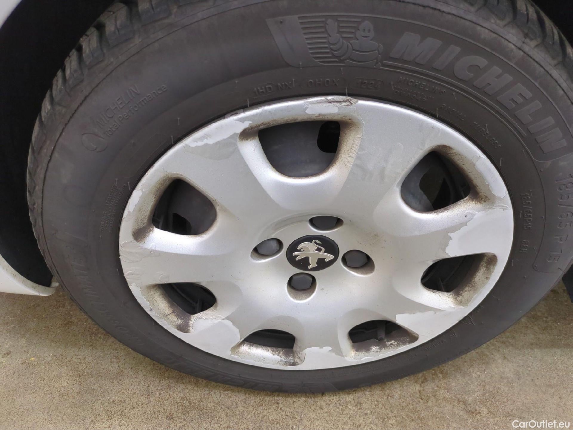  Peugeot  208 PEUGEOT  5p Berline Puretech 82 ¤6.c ACTIVE #8