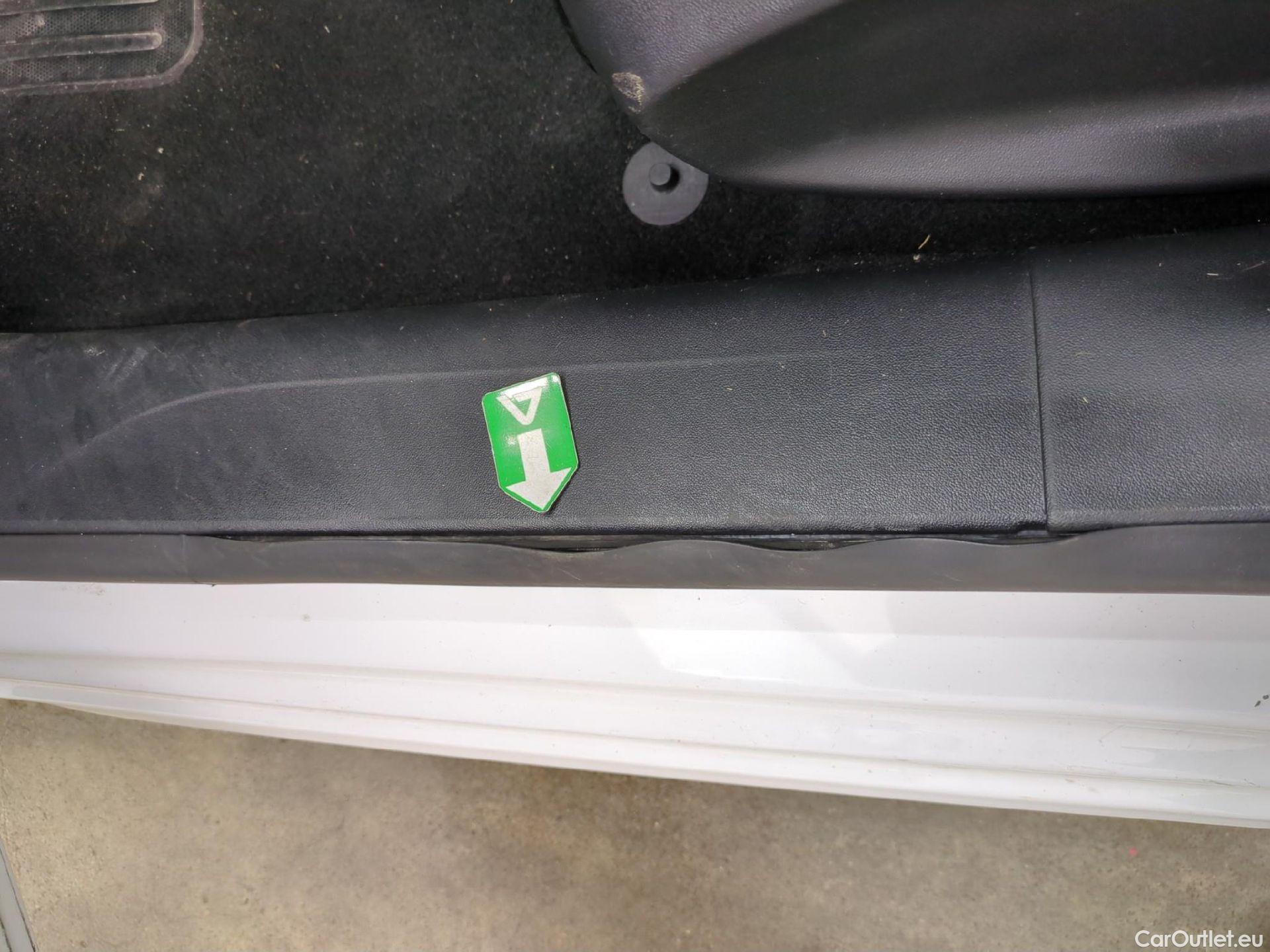  Peugeot  208 PEUGEOT  5p Berline Puretech 82 ¤6.c ACTIVE #3