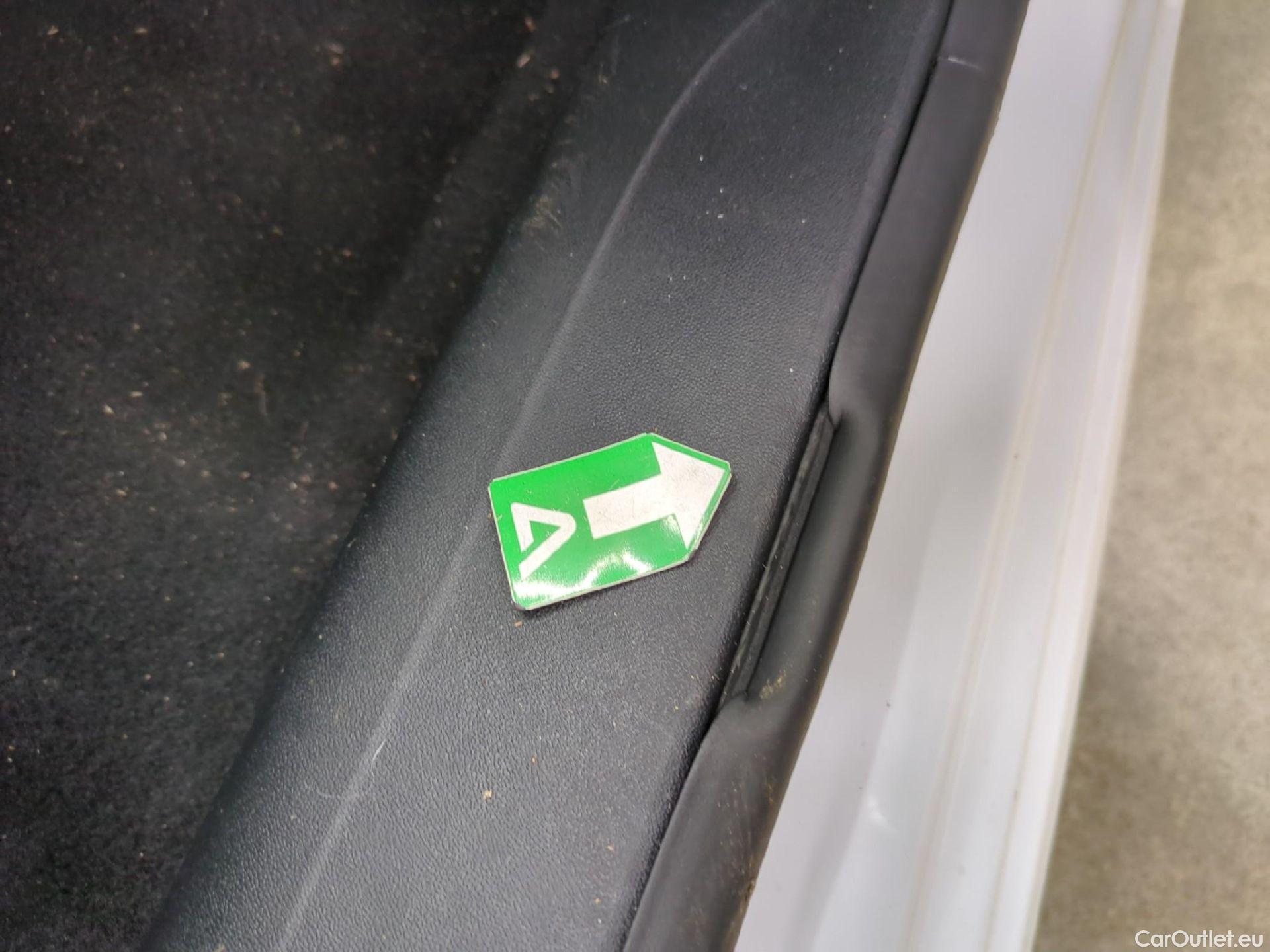  Peugeot  208 PEUGEOT  5p Berline Puretech 82 ¤6.c ACTIVE #1