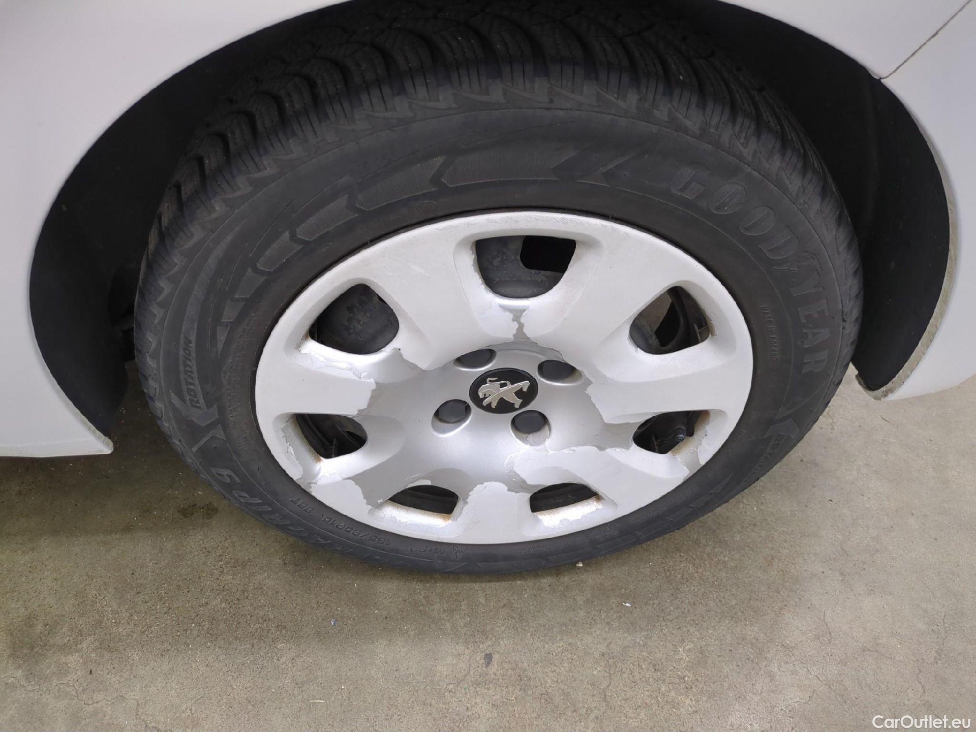  Peugeot  208 PEUGEOT  5p Berline Puretech 82 ¤6.c ACTIVE #9