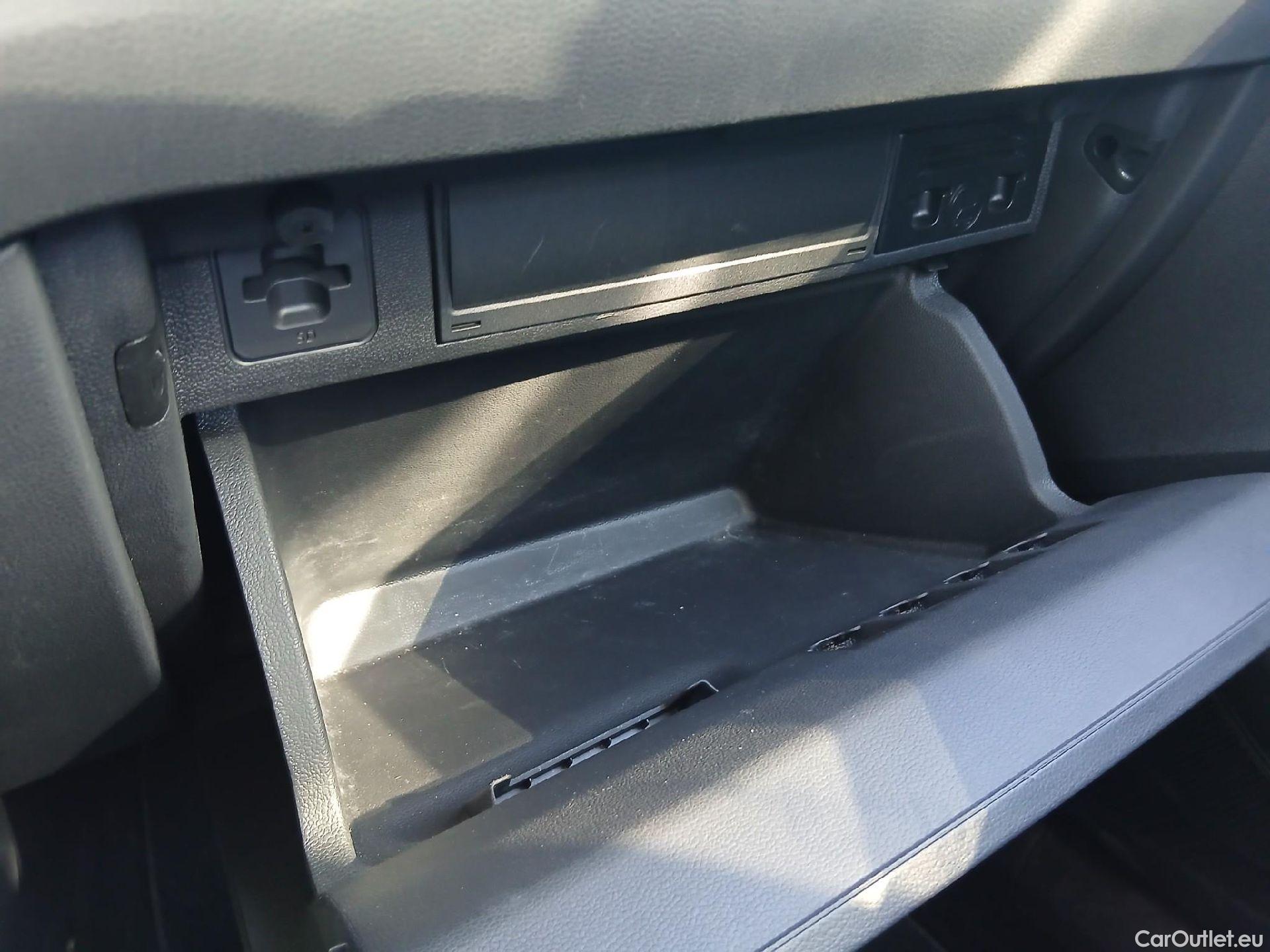  Volkswagen  Polo VOLKSWAGEN  / 2021 / 5P / berlina con portón Life 1.0 TSI 70kW (95CV) #2