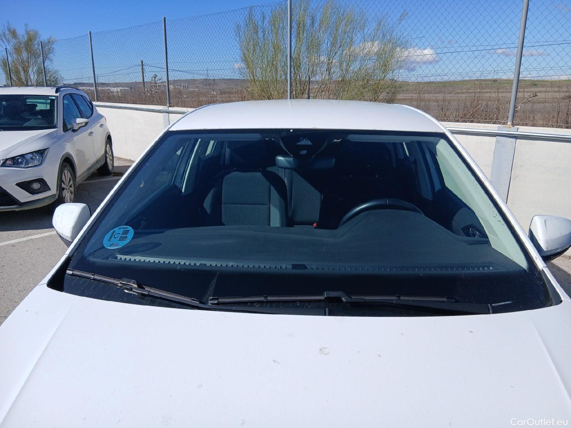  Volkswagen  Polo VOLKSWAGEN  / 2021 / 5P / berlina con portón Life 1.0 TSI 70kW (95CV) #1