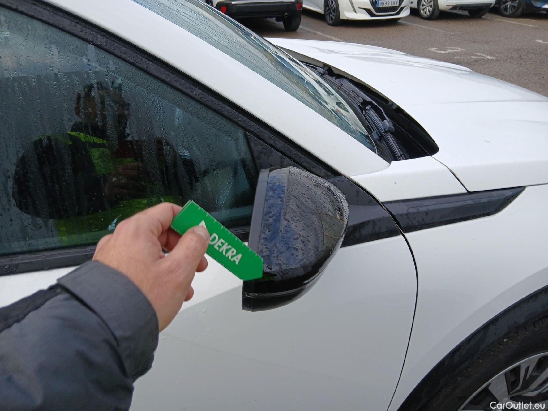  Peugeot  2008 PEUGEOT  / 2019 / 5P / todoterreno Active Puretech 100 S&S BVM6 #28