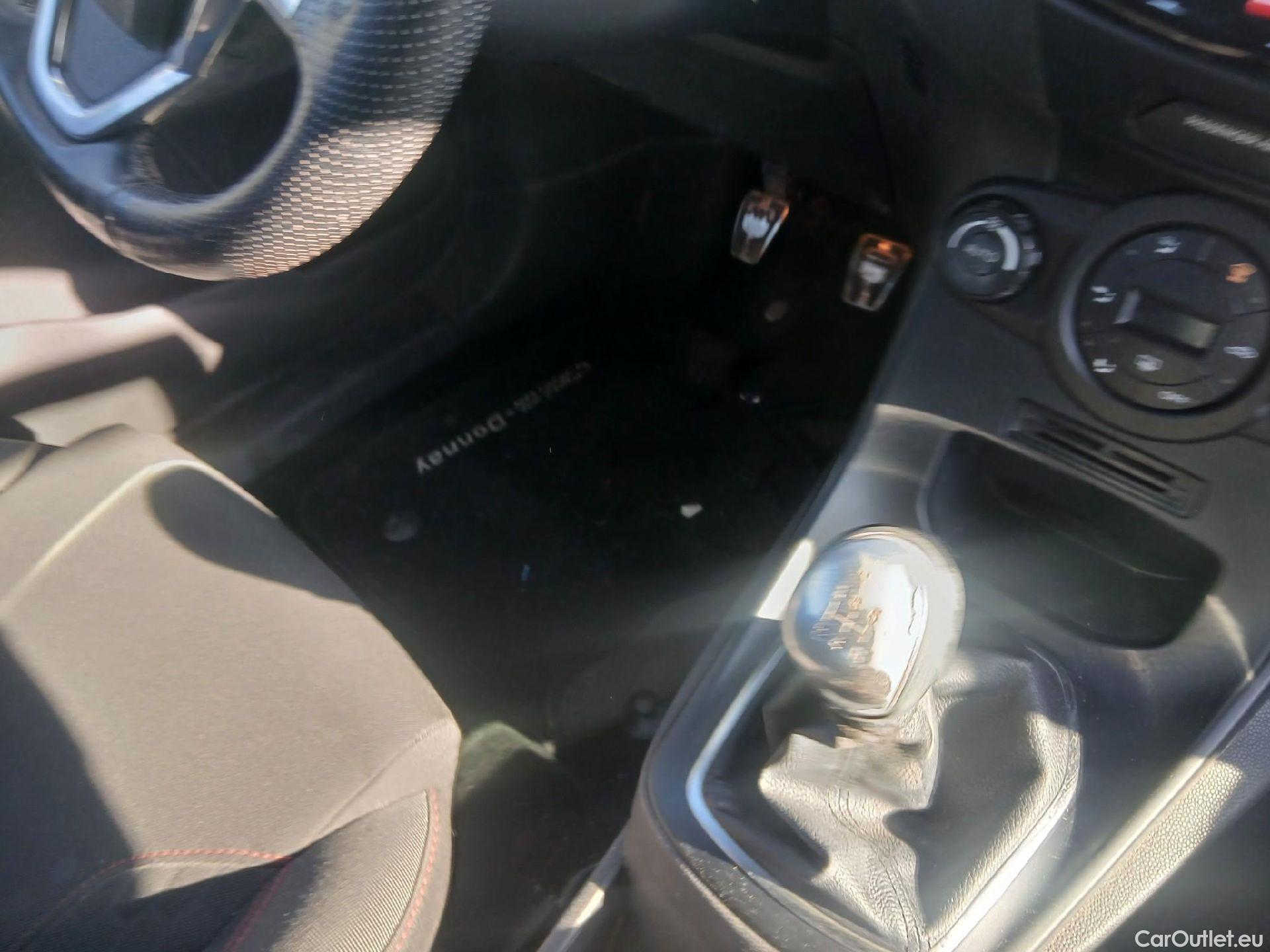  Ford  Fiesta FORD  3p 6G berlina con portón 1.5 TDCi 70kW (95CV) ST-Line 3p #44