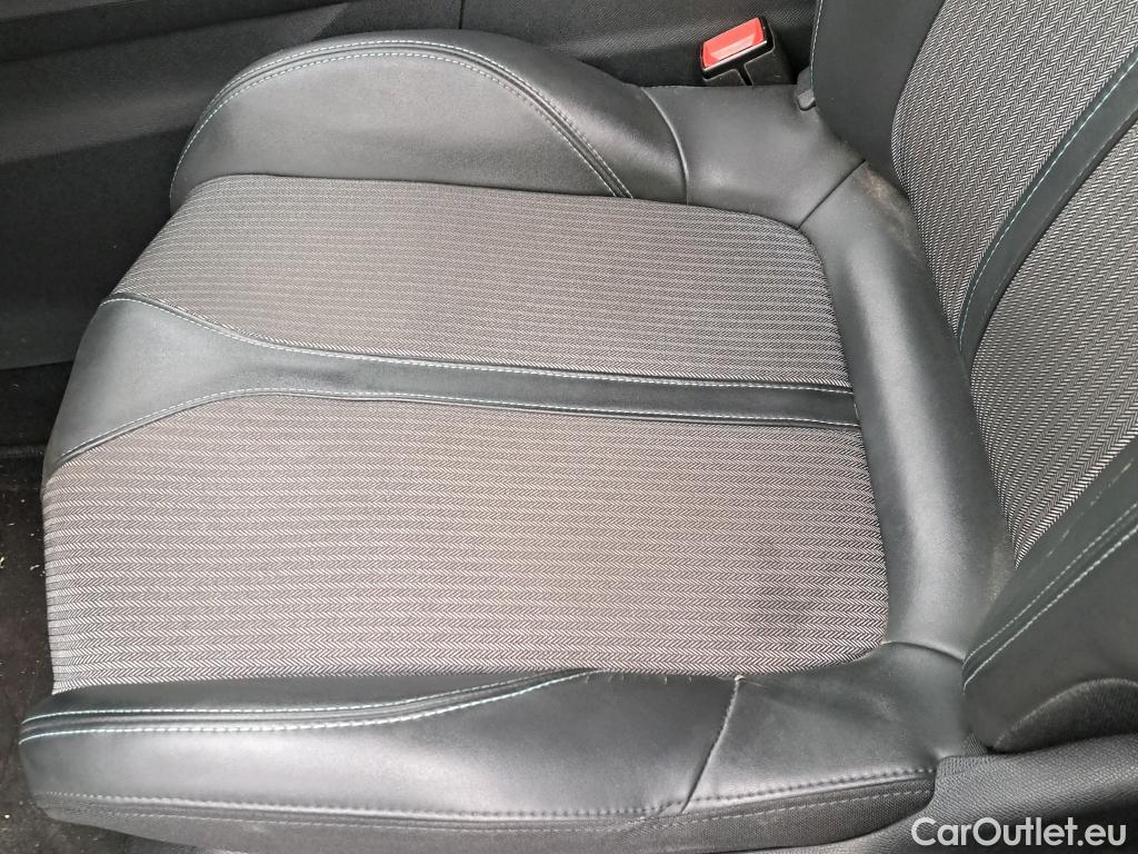  Peugeot  5008 PEUGEOT  / 2020 / 5P / todoterreno 1.5 BlueHDi 96kW S&S Allure Pack EAT8 #26