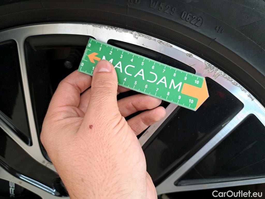  Porsche  Taycan  93kWh BVA #49