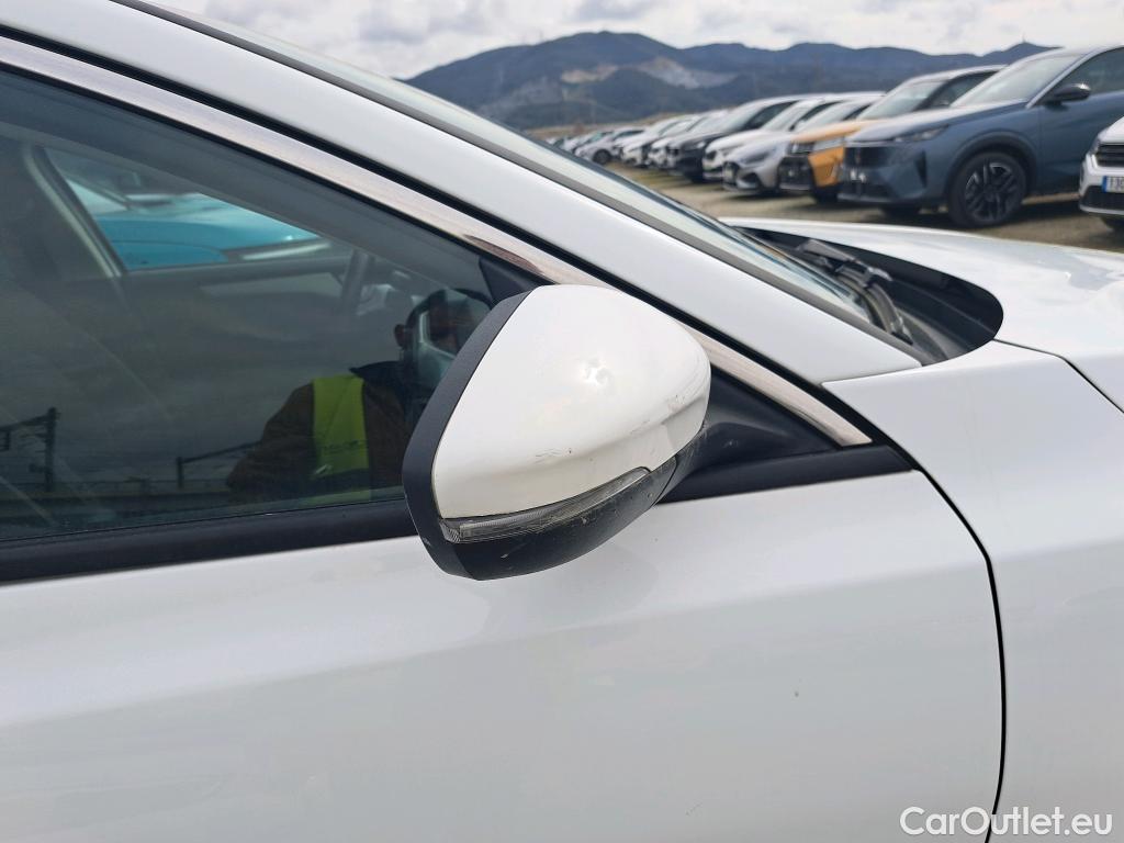  Ford  Focus FORD  / 2018 / 5P / berlina con portón 1.0 Ecoboost 92kW Trend Edition #26