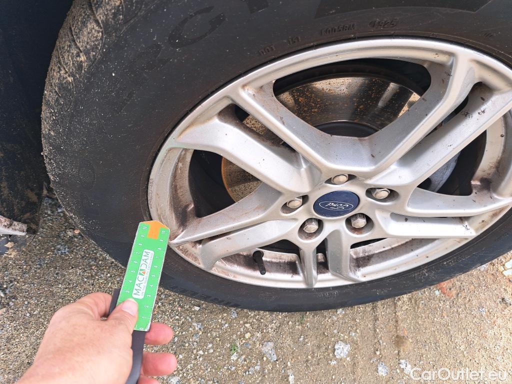  Ford  Focus FORD  / 2018 / 5P / berlina con portón 1.0 Ecoboost 92kW Trend Edition #37