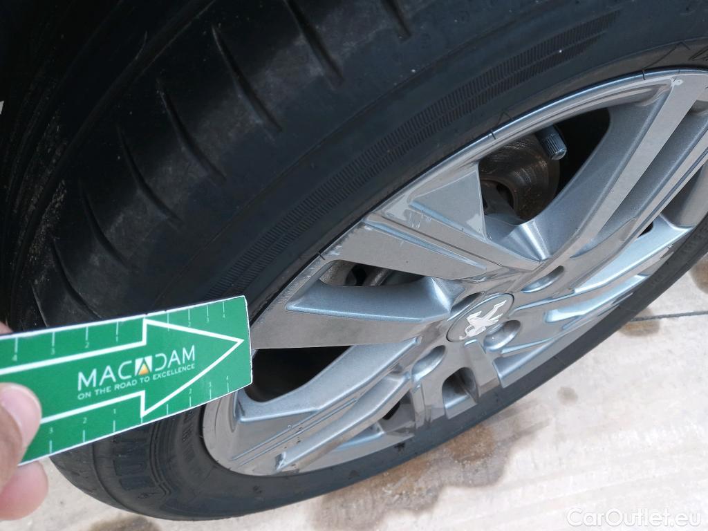  Peugeot  208 PEUGEOT  / 2019 / 5P / berlina con portón BlueHDi 73kW (100CV) Business Line #15