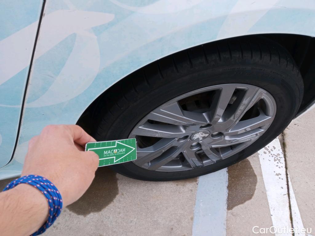  Peugeot  208 PEUGEOT  / 2019 / 5P / berlina con portón BlueHDi 73kW (100CV) Business Line #12