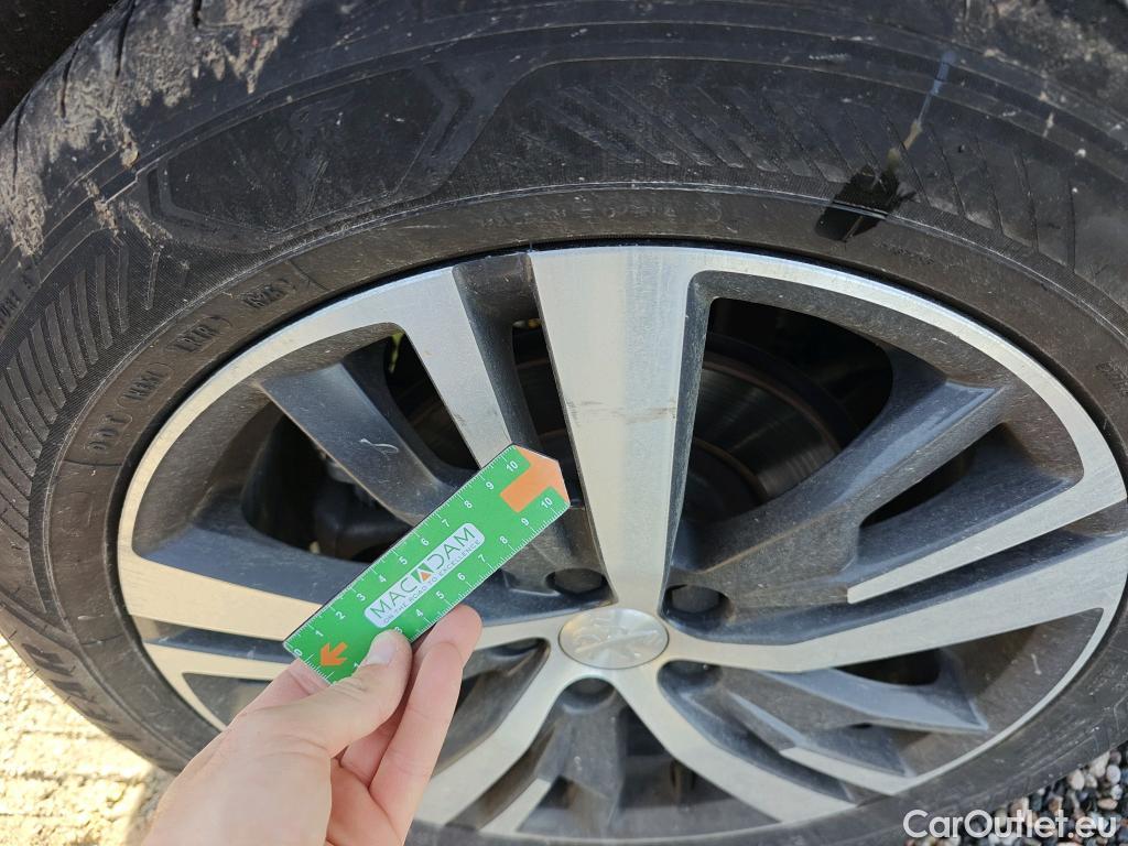  Peugeot  5008 PEUGEOT  / 2020 / 5P / todoterreno 1.5 BlueHDi 96kW S&S Allure Pack EAT8 #22