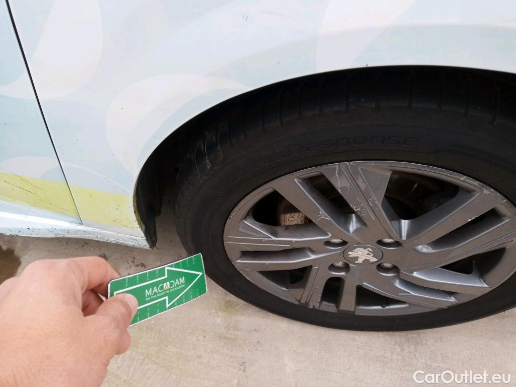  Peugeot  208 PEUGEOT  / 2019 / 5P / berlina con portón BlueHDi 73kW (100CV) Business Line #14