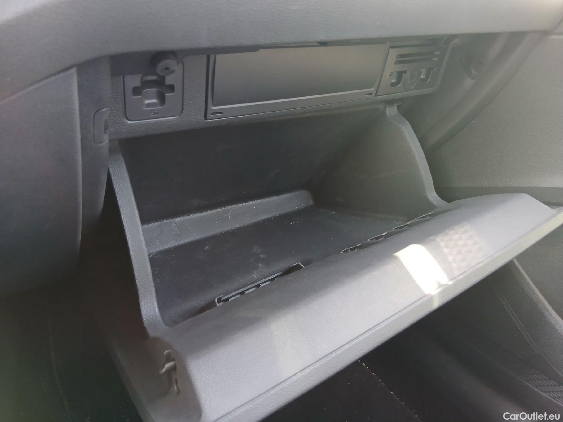  Volkswagen  Polo VOLKSWAGEN  / 2021 / 5P / berlina con portón Life 1.0 TSI 70kW (95CV) #3