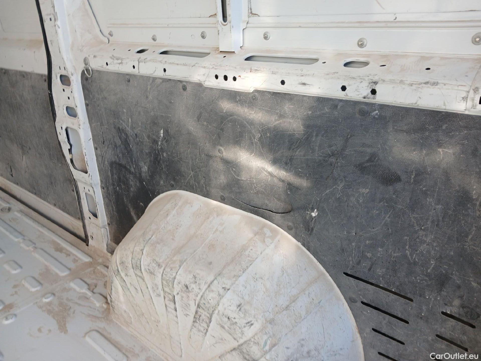  Fiat  Ducato FIAT  / 2014 / 4P / furgón 33 Medio Techo Alto 2.0 Mjet 85kW (115CV #41