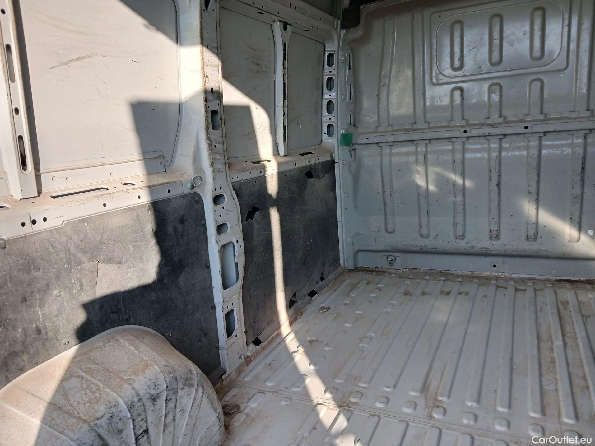  Fiat  Ducato FIAT  / 2014 / 4P / furgón 33 Medio Techo Alto 2.0 Mjet 85kW (115CV #36