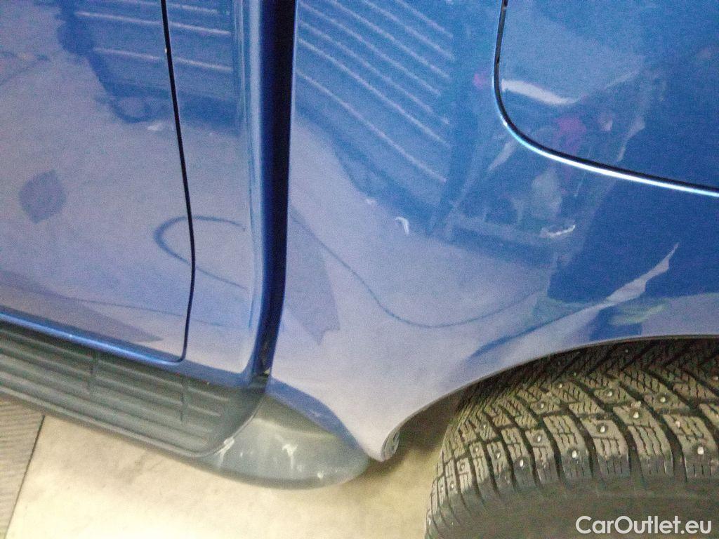  Toyota  Hilux  5p 2.4D 4WD Active DC #4