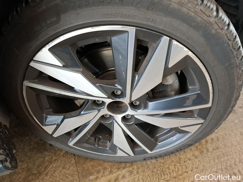  Peugeot  308 PEUGEOT  SW / 2021 / 5P / Break PureTech 130 S&S EAT 8 ALLURE #28