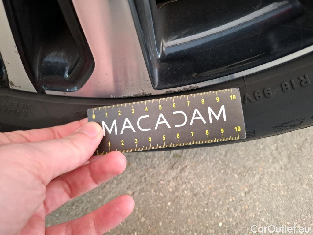  Renault  Captur RENAULT  / 2019 / 5P / SUV Initiale Paris TCe 140 EDC FAP #9