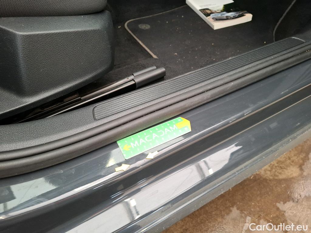  Volkswagen  Golf  VII Berline Confortline Business BMT 2.0 TDI 150CV BVA7 E6dT #24