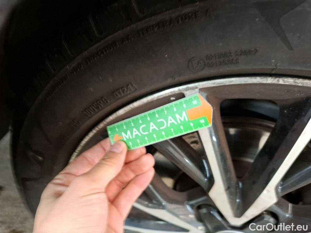  Toyota  C-HR TOYOTA  / 2016 / 5P / SUV 2.0 HYBRIDE 184 DISTINCTIVE #17