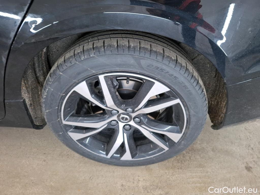  Volvo  V60 VOLVO  / 2018 / 5P / Break B4 197 DCT 7 Plus Dark #16