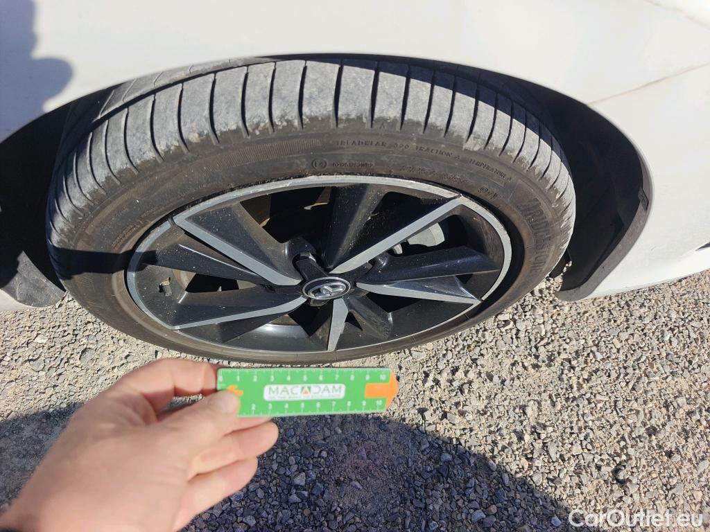  Toyota  Auris TOYOTA  5p 2G berlina con portón 1.8 140H Hybrid Feel! Edition #10