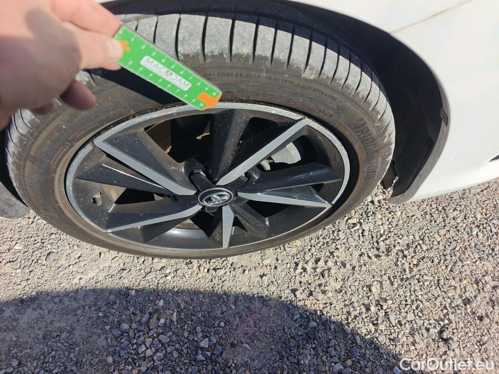  Toyota  Auris TOYOTA  5p 2G berlina con portón 1.8 140H Hybrid Feel! Edition #11