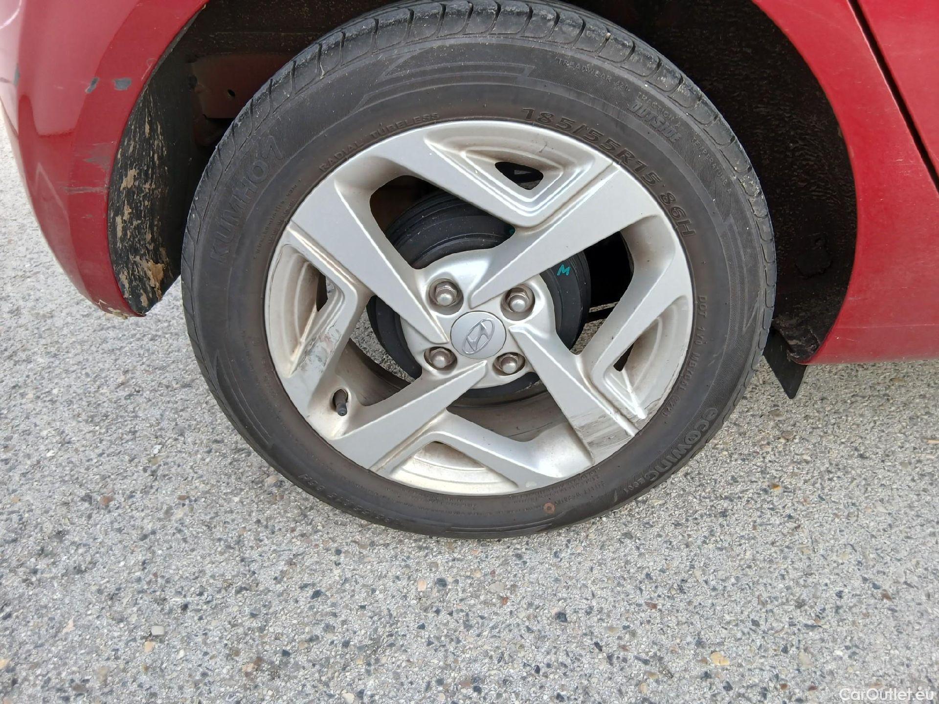  Hyundai  i10 HYUNDAI  / 2020 / 5P / berlina con portón 1.0 Klass #22