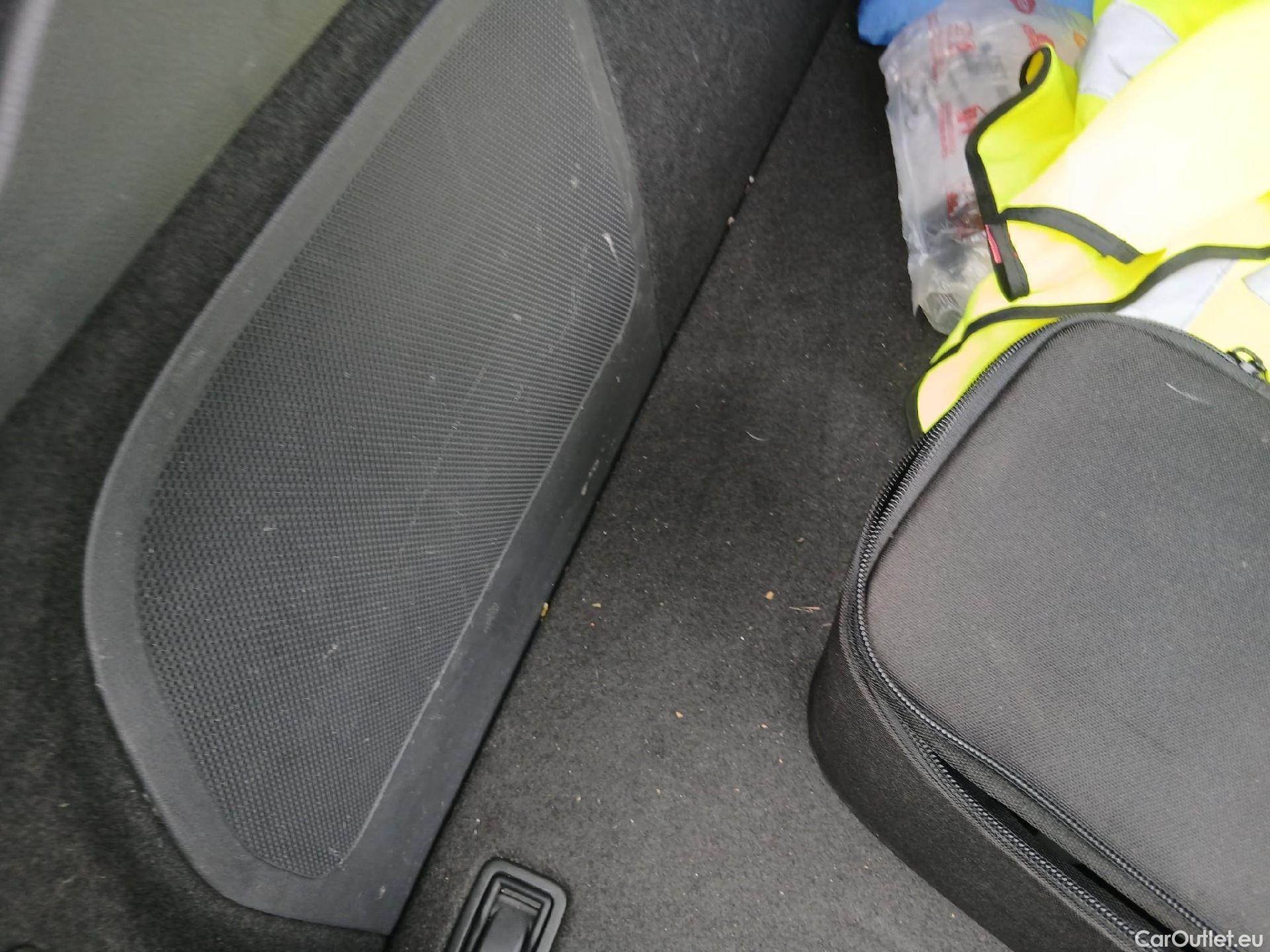  Hyundai   Ioniq HYUNDAI / 2019 / 5P / berlina con portón 1.6 GDI PHEV Tecno DCT #2