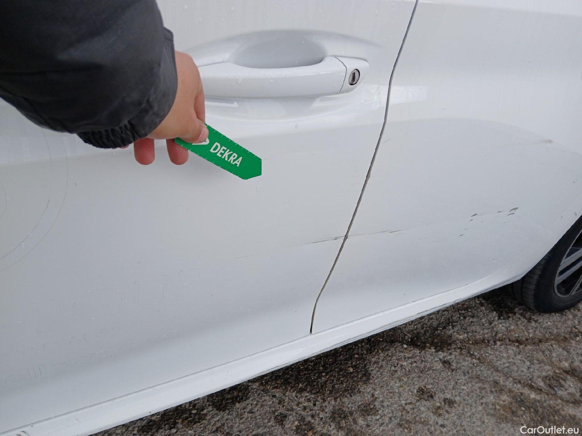  Peugeot  208 PEUGEOT  / 2019 / 5P / berlina con portón PureTech 73kW (100CV) Allure (CX) #13